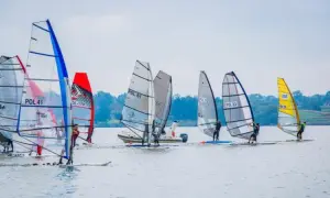 Gdzie uprawiać windsurfing w Mazurach? Najlepsze lokalizacje i porady