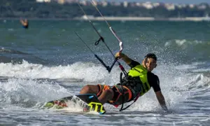 Jak pływać na kitesurfingu: najważniejsze techniki dla początkujących