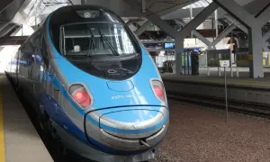 Przód niebiesko-srebrnego pociągu PKP Pendolino na peronie.