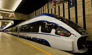 Nowoczesny pociąg PKP Intercity Pesa Dart na peronie, gotowy do podróży z Rzeszowa do Gdańska.