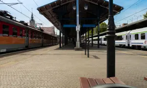 Jak sprawdzić peron pociągu? Szybkie metody online i na dworcu