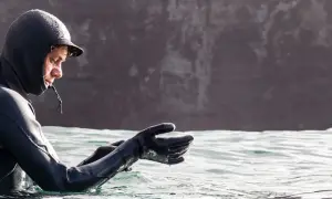 Jaką piankę do kitesurfingu wybrać, by nie zmarznąć na wodzie?