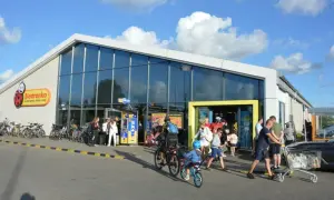 Czy w Łebie jest Biedronka? Sprawdź lokalizację i ofertę sklepu