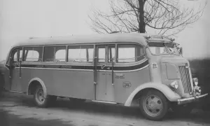 Stary autobus J. Molin Cieszyn, z napisem "Przedsiębiorstwo Komunikacyjne", gotowy do podróży. Może kiedyś zawiezie pasażerów do Kęt we Wrocławiu?