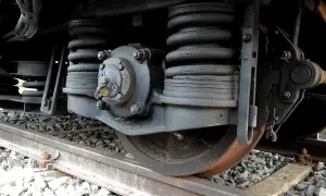 Zbliżenie na mechanizm koła kolejowego, sprężyny i elementy układu hamulcowego. To kluczowe dla skrócenia drogi hamowania pociągu.