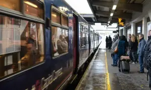 Pasażerowie czekają na peronie na pociąg do Helu lub Władysławowa.