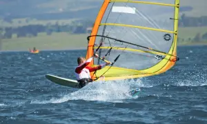 Czy windsurfing jest trudny? Odkryj, jak łatwo możesz zacząć!