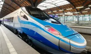 Nowoczesny pociąg Pendolino EIC z niebiesko-srebrnym malowaniem stoi na peronie.