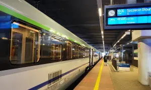 Pociąg IC EIC 1805 z Poznania do Szczecina Głównego stoi na peronie.