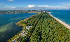 Widok z lotu ptaka na Półwysep Helski: las, plaża, morze i miasto.