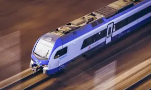 Pociąg Stadler FLIRT pędzi po torach, łącząc Ełk z Białymstokiem.