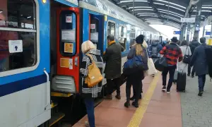 Pasażerowie wsiadają do pociągu relacji Katowice - Ostrawa.
