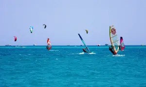 Kite czy windsurfing: co wybrać, aby uniknąć rozczarowania?