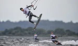 Ile kosztuje kitesurfing? Poznaj ukryte wydatki i oszczędności
