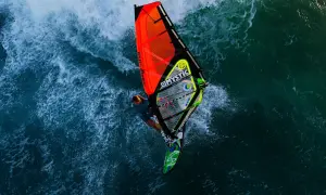Ile trwa nauka windsurfingu? Poznaj czas potrzebny na opanowanie podstaw