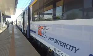 Pociąg PKP Intercity na peronie. Czas na podróż z Lublina do Krakowa, pokonując tę odległość pociągiem.