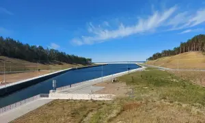 Nowy przekop Mierzei Wiślanej, trasa wodna z widokiem na morze i las.