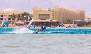 Kitesurfing w Egipcie: Gdzie znaleźć najlepsze miejsca i szkoły?