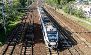 Nowoczesny pociąg Pendolino mknie po torach, gotowy do podróży z Warszawy do Sopotu.