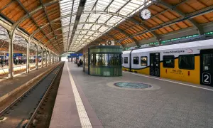 Peron na dworcu kolejowym we Wrocławiu, z pociągiem Kolei Dolnośląskich.