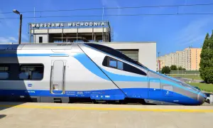 Pendolino nad morze czeka na pasażerów na stacji Warszawa Wschodnia. Szybki pociąg zabierze Cię prosto na plażę.
