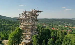 Wieża widokowa w Świeradowie-Zdroju, wspaniała konstrukcja wśród zielonych lasów, oferuje niezapomniane widoki, jakbyś był na spacerze z Wrocławia.