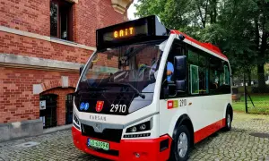Autobus linii 2910 Karsan, z napisem "GAIT" na wyświetlaczu, czeka na pasażerów. Sprawdź pkp katowice rozkład jazdy koleje śląskie.