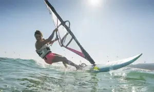 Jak dobrać deskę do windsurfingu, aby uniknąć błędów i cieszyć się pływaniem
