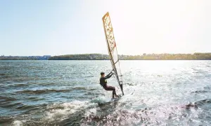 Gdzie na windsurfing w Europie? Odkryj najlepsze miejsca dla Ciebie