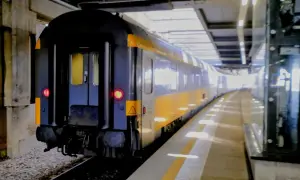 Pociąg z Poznania do Piły stoi na peronie.