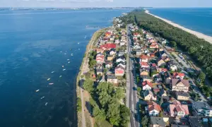 Czy można wjechać na Hel samochodem? Sprawdź trudności i alternatywy