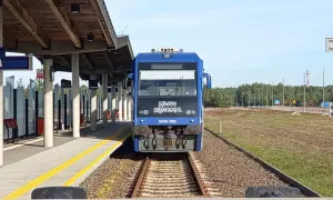Niebieski pociąg "Młody Kopernik" na stacji w Warmia i Mazury.