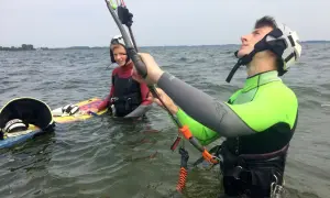Ile zarabia instruktor kitesurfingu? Fakty, które musisz znać