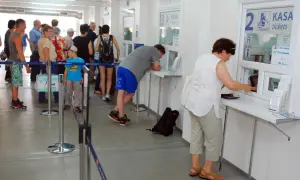 Ludzie stoją w kolejce do okienek kasowych PKP Intercity.