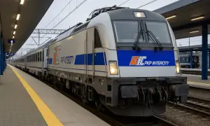 Nowoczesny pociąg PKP Intercity gotowy do podróży. Pociągi międzynarodowe z Polski czekają na pasażerów.