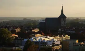 Ile ludzi mieszka w Kołobrzegu? Zaskakujące fakty o populacji!