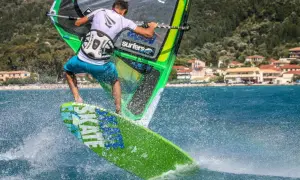 Gdzie na windsurfing w Grecji? Odkryj najlepsze lokalizacje i warunki