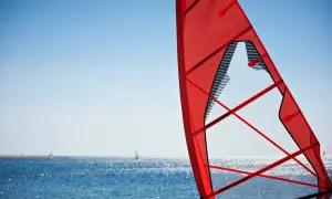 Jak dobrać żagiel do windsurfingu, aby uniknąć nieprzyjemności na wodzie