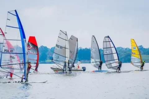 Gdzie uprawiać windsurfing w Mazurach? Najlepsze lokalizacje i porady