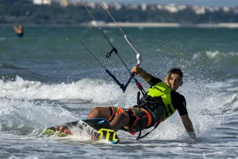 Jak pływać na kitesurfingu: najważniejsze techniki dla początkujących