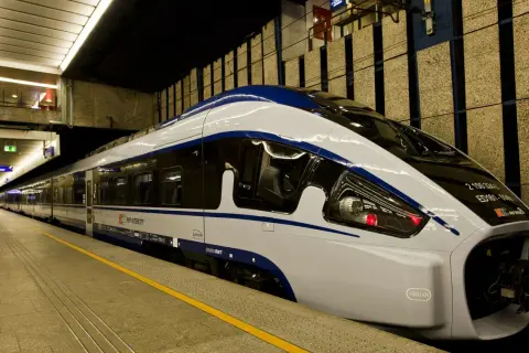 Nowoczesny pociąg PKP Intercity Pesa Dart na peronie, gotowy do podróży z Rzeszowa do Gdańska.