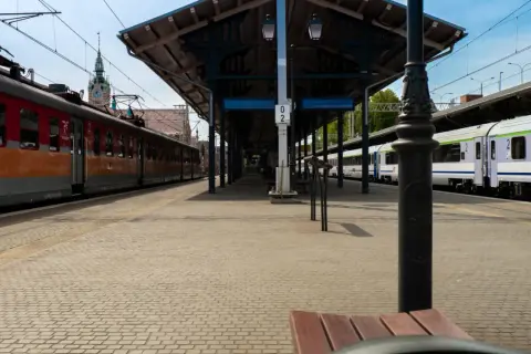 Jak sprawdzić peron pociągu? Szybkie metody online i na dworcu
