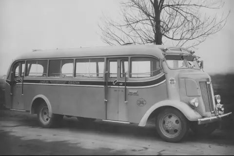 Stary autobus J. Molin Cieszyn, z napisem "Przedsiębiorstwo Komunikacyjne", gotowy do podróży. Może kiedyś zawiezie pasażerów do Kęt we Wrocławiu?