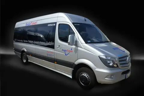 Srebrny bus RegioTravel z napisem "Łódź - Tomaszów Maz - Opoczno - Radom - Zwoleń - Puławy - Lublin" gotowy do podróży.