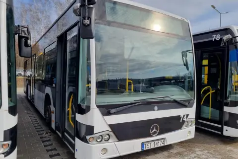 Autobusy miejskie, jeden z numerem 74, czekają na pasażerów. Może to być linia z Starachowic do Wrocławia.