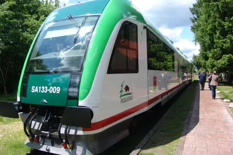 Nowy szynobus Białystok Suwałki czeka na pasażerów. Zielono-biały pojazd z logo Podlasia gotowy do podróży.