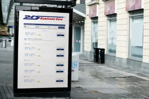 Na ekranie przystanku widnieje rozkład jazdy PKS Kamienna Góra - Wrocław. Można sprawdzić dostępne połączenia i ceny biletów.