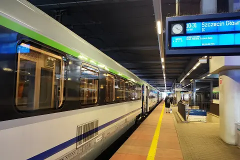 Pociąg IC EIC 1805 z Poznania do Szczecina Głównego stoi na peronie.