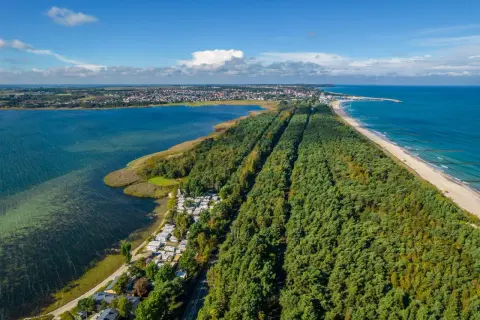 Widok z lotu ptaka na Półwysep Helski: las, plaża, morze i miasto.