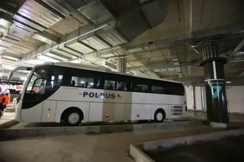 Biały autokar Polbus PKS na stanowisku 7. Sprawdź rozkład jazdy busów z Legnicy do Lubina.